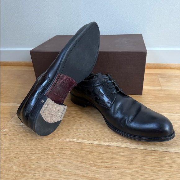 louis vuitton dress shoes MENS (PREOWNED) Majolie Designs Its sleek lines are complemented by elevated details Men's Louis Vuitton dress shoes